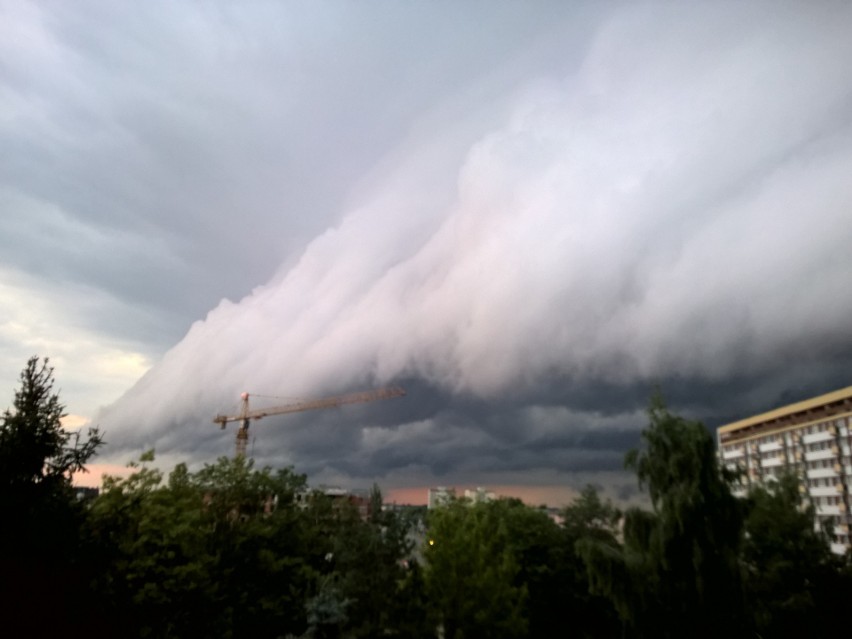 Chmury nad Białymstokiem. Niezwykły widok w niedzielny wieczór [ZDJĘCIA]