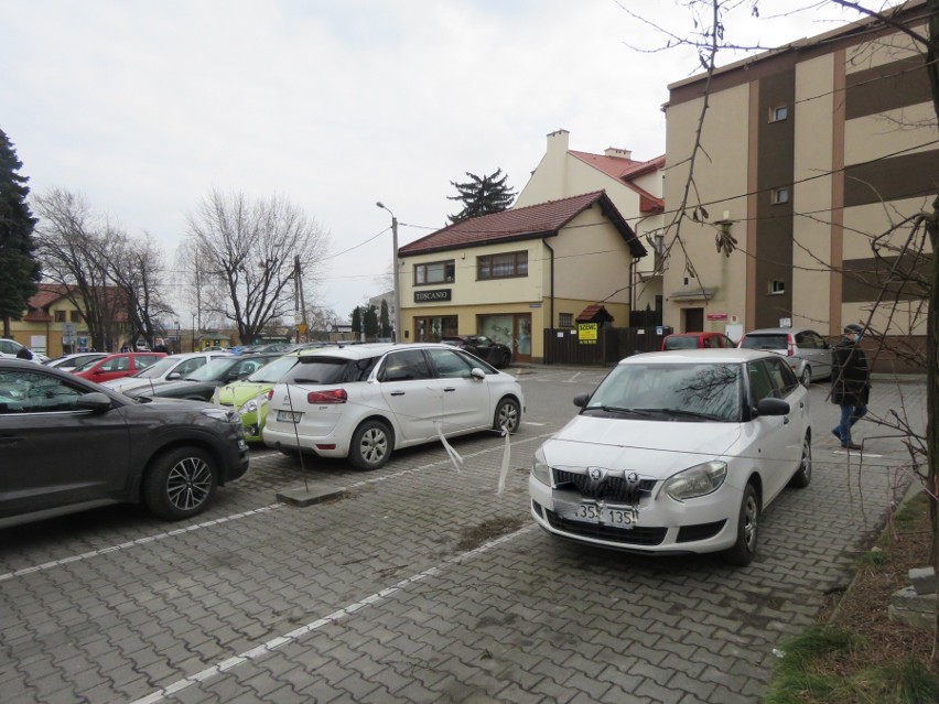 Wadowice. Parking przy ulicy Trybunalskiej. Zdaniem...