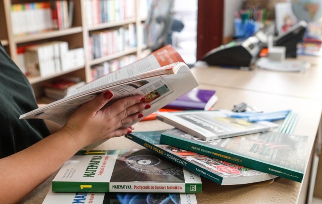 Podręczniki szkolne a kryzys na rynku papierniczym. Czy książki do szkoły będą dostępne od września? Możliwy wzrost cen podręczników.