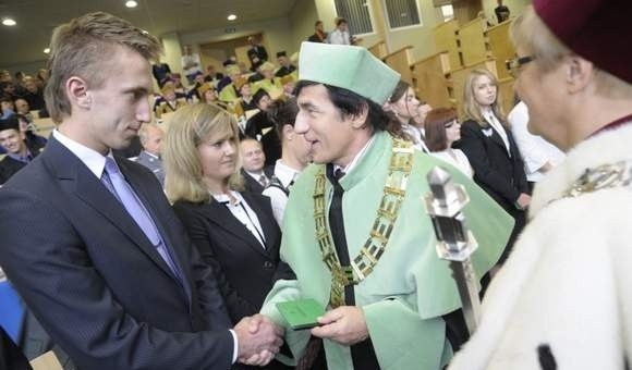 Wykład inauguracyjny "Polska i Polacy w Europie XXI&#8221; wygłosi prof. Władysław Bartoszewski, doktor honoris causa UO.