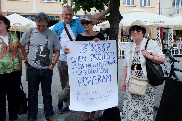 Przez kilka dni pani Anna samotnie demonstrowała w obronie rodziców osób niepełnosprawnych, którzy protestują w Sejmie. Po akcji na Facebooku, w czwartek po południu wsparła ją grupa białostoczan.