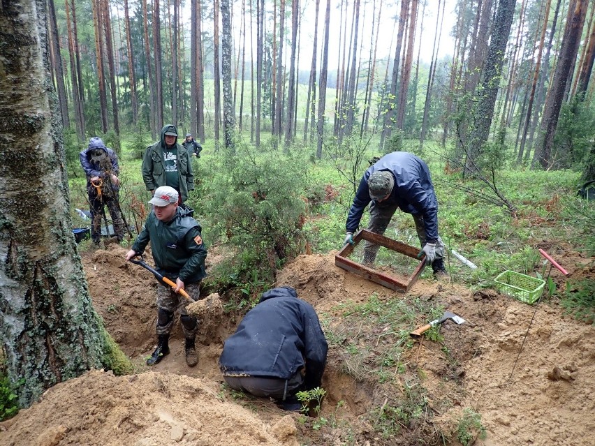 Nadleśnictwo Waliły. Specjaliści z IPN odnaleźli szczątki żołnierzy zabitych w 1941 roku (zdjęcia) 