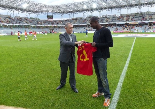 Przed meczem z Górnikiem Zabrze odbyła się uroczysta prezentacja Oliviera Kapo. Otrzymał koszulkę z numerem 11, z którym będzie występował w Koronie.