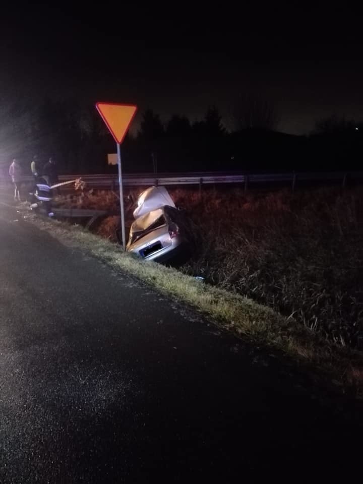 Wypadek pod Wrocławiem. Sprawca uciekł z miejsca zdarzenia 