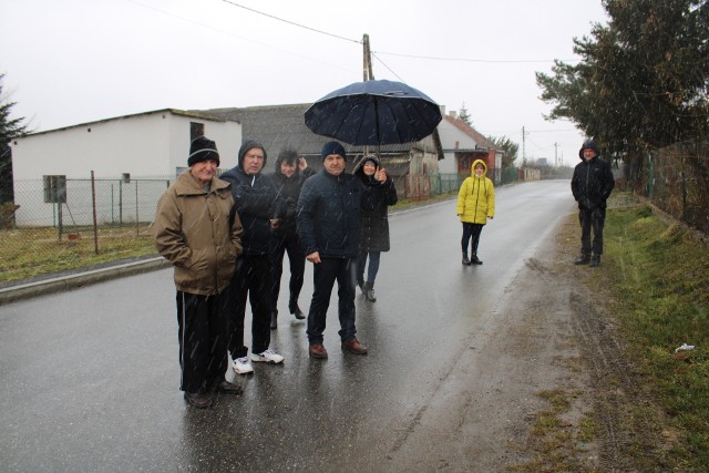 Mieszkańcy przysiółka Krzemionki w Brzoskwini od 7 lat upominają się o chodnik