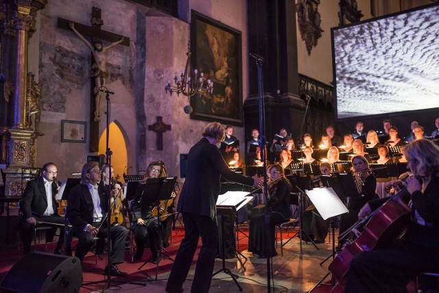 IV Międzynarodowy Festiwal Chóralny "Per Musicam Ad Astra", kościół Wniebowzięcia NMP. Inaugurujący festiwal koncert "Per musicam ad humanitatem".