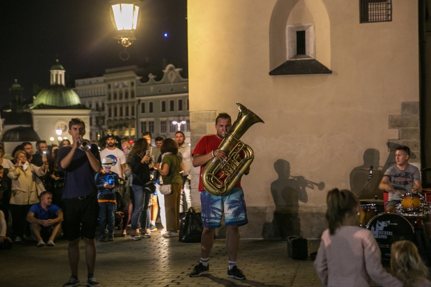 Tłumy turystów i imprezowiczów opanowały Kraków. Tak wygląda nocne życie miasta [ZDJĘCIA