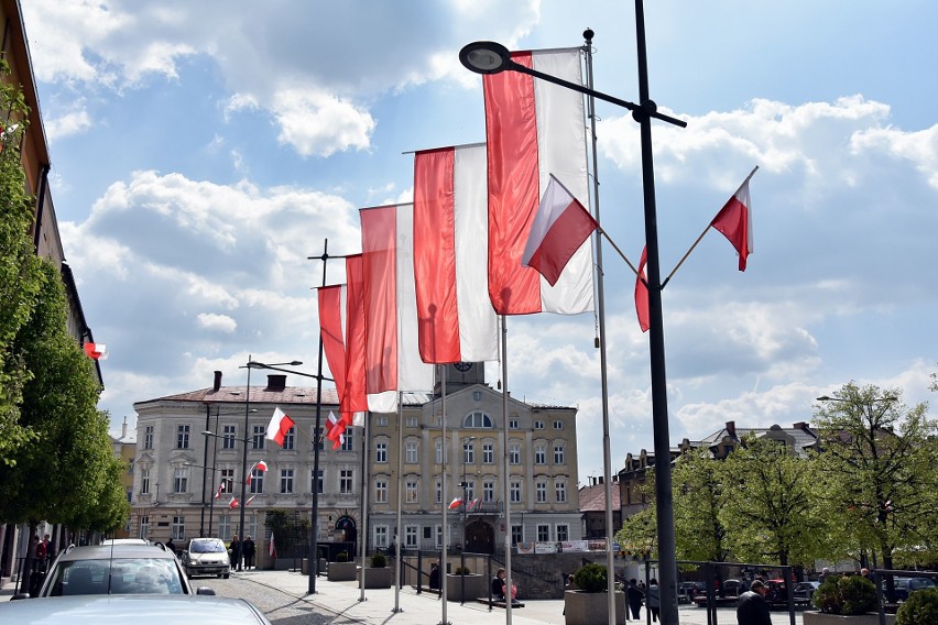 Gorlice. Posłanka Barbara Bartuś i działacze PiS rozdawali flagi na gorlickim Rynku [ZDJĘCIA]