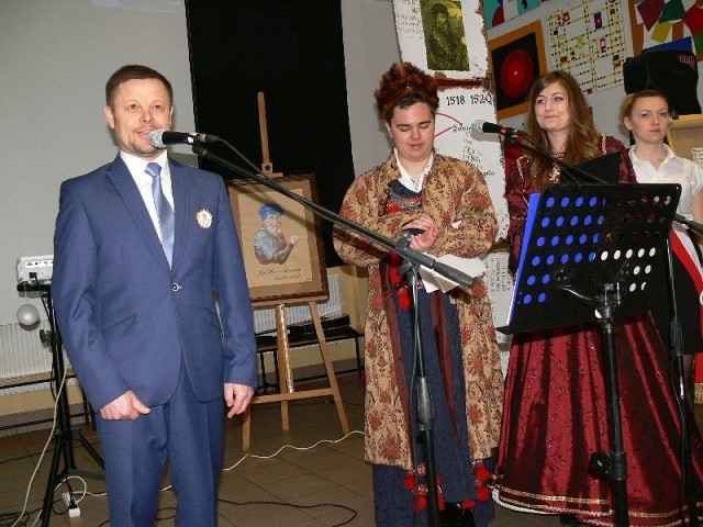 Uroczystość rozpoczął Paweł Dobrowolski, dyrektor ZSS nr 1 im. Hetmana Tarnowskiego w Tarnobrzegu. (od lewej)