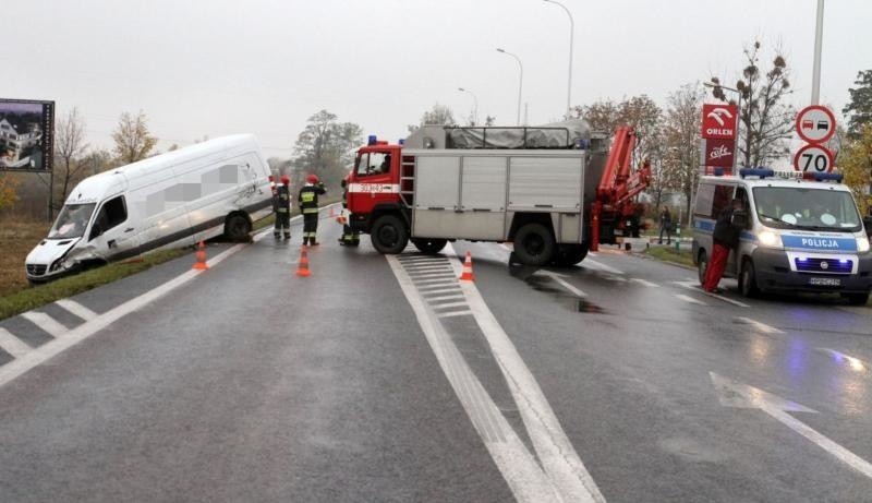 Wypadek na drodze z Wrocławia do Oławy. Mercedes zderzył się z suzuki. DK 94 zablokowana