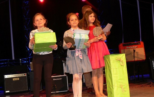 Podczas koncertu finałowego w sobotę, jako pierwsi nagrody odebrali wykonawcy z najmłodszej grupy wiekowej