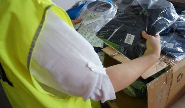 Częstochowscy policjanci zabezpieczyli odzież sygnowaną znakami towarowymi znanych marek