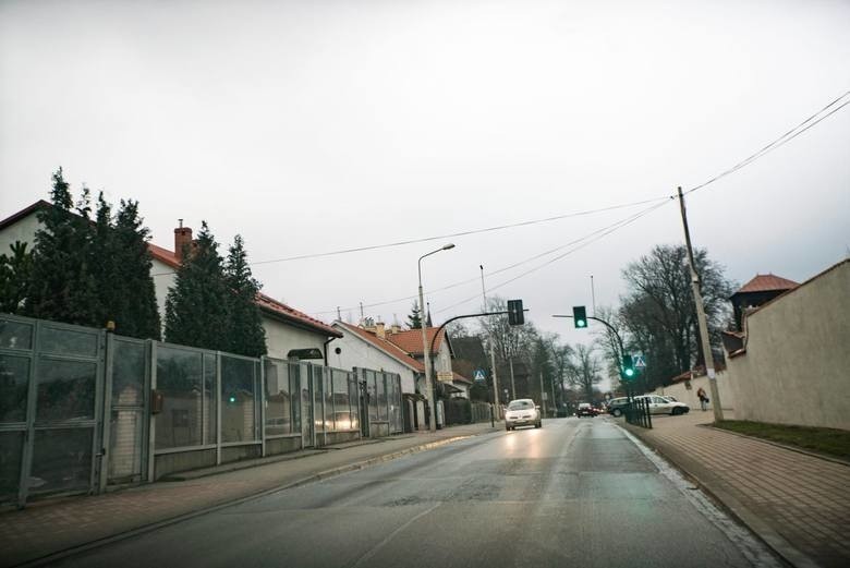 Kraków. To jedna z najbardziej dziurawych dróg w Krakowie. Ulica Klasztorna w końcu doczeka się remontu