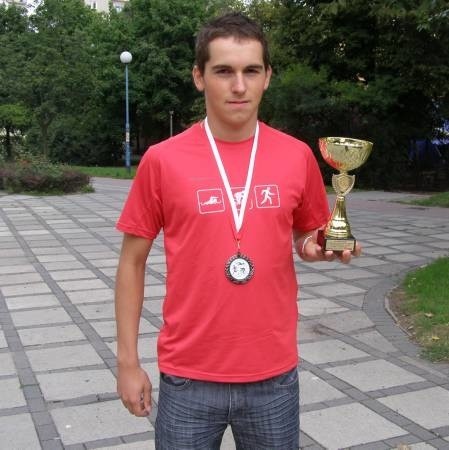 Erwin Kaczmarek ma 18 lat, od czterech lat jest zawodnikiem Centrum Sportowego Głogowski Triathlon, na co dzień jest uczniem I Liceum Ogólnokształcącego w Głogowie, w maju czeka go matura.