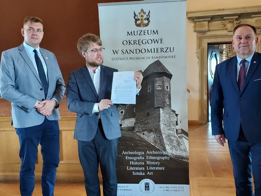 Od lewej: Burmistrz Sandomierza Marcin Marzec, Mikołaj...