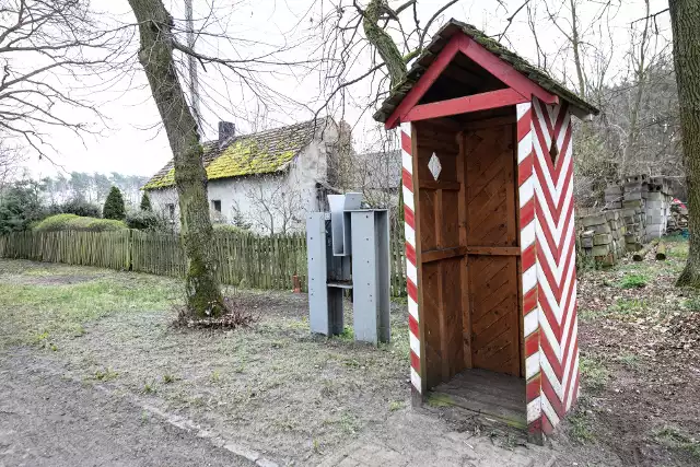 Budki strażnicze i szlabany w środku Polski - oto pozostałości po międzywojennych granicach Polski i Niemiec. Niektóre zachowały się lepiej, inne szczątkowo. Zobaczcie dawne przejścia graniczne w Baranowicach i Przywsiu. Tu kiedyś zaczynała się Polska!