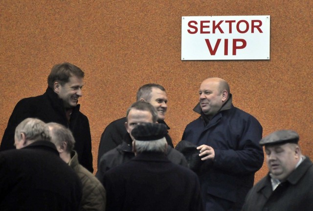 Bogusław Cupiał (stoi u góry przodem pierwszy z prawej) teraz będzie się mógł pojawiać na meczach Wisły Kraków już tylko jako VIP