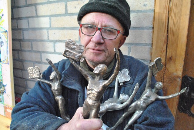 Od dwudziestu lat Kuba Matejkowski w swojej pracowni w Płowężu przygotowuje charakterystyczne statuetki.