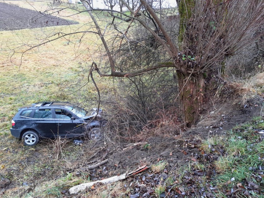 Wypadek w Birczy. Kierująca BMW zjechała z drogi i uderzyła w drzewo. Pogotowie ratunkowe zabrało kobietę do szpitala [ZDJĘCIA]