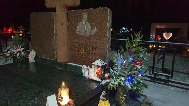 Grób Krzysztofa Krawczyka w Grotnikach wygląda pięknie ze świątecznymi ozdobami