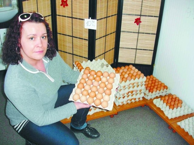 &#8211; Podwyżki cen jajek zaczęły się już w styczniu. Od razu zauważyliśmy spadek ich sprzedaży &#8211; przyznaje Agnieszka Awin z punktu sprzedaży jaj i ziół przy ulicy Piłsudskiego w Ełku.