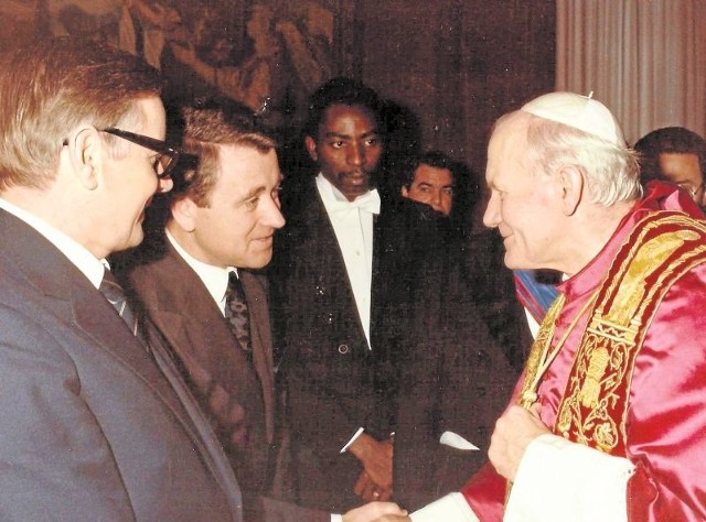 Edward Kotowski jako agent wywiadu wielokrotnie miał okazję ściskać rękę papieża Jana Pawła II.