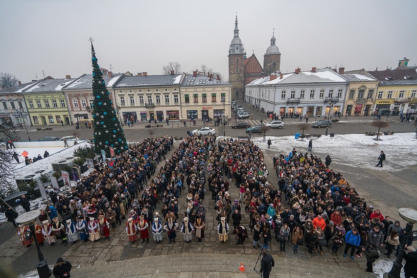 Jubileuszowy Polonez sądeckich maturzystów przed ratuszem