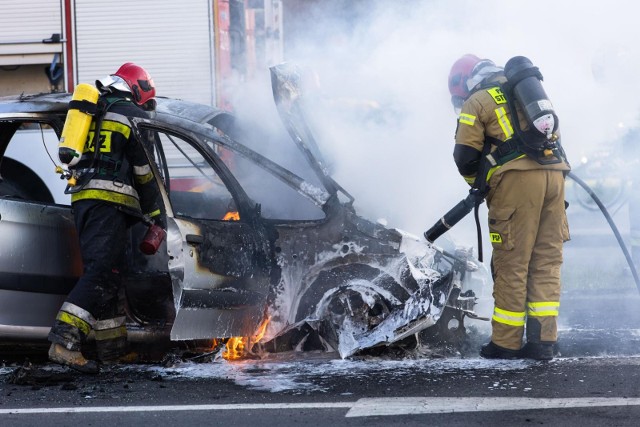 Dwa z trzech samochodów spłonęły doszczętnie.