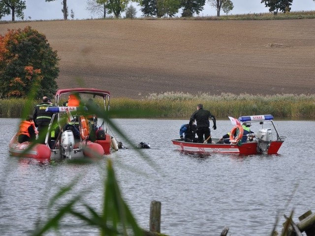 W poszukiwaniach uczestniczyło ponad 60 strażaków i policjantów, którzy sprawdzali dno jeziora spuszczonym z motorówki sonarem.