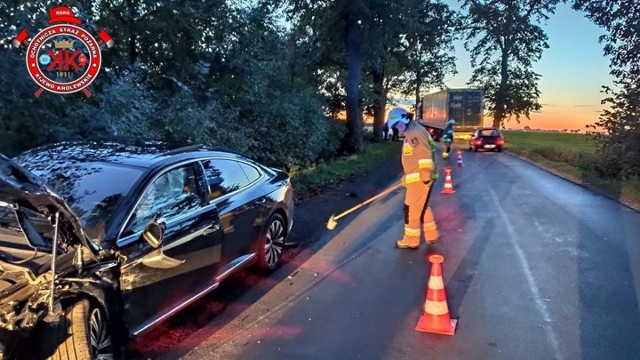 W Bajerzu 50-letni kierujący skodą fabią nie zachował ostrożności podczas wymijania i na łuku drogi zjechał na przeciwległy pas ruchu i doprowadził do zderzenia z volkswagenem arteonem. Bydgoszczanin dostał mandat. Straty oszacowano na 150 tys. złotych.Z kolei na DK 55 w Stolnie 46-letni kierujący volkswagenem touareg nie zachował bezpiecznej odległości między pojazdami i najechał na tył suzuki SX4.  Świecianin też nie uniknął mandatu. Straty oszacowano na około 30 tys. złotych. Wszyscy kierujący uczestnicy kolizji byli trzeźwi.