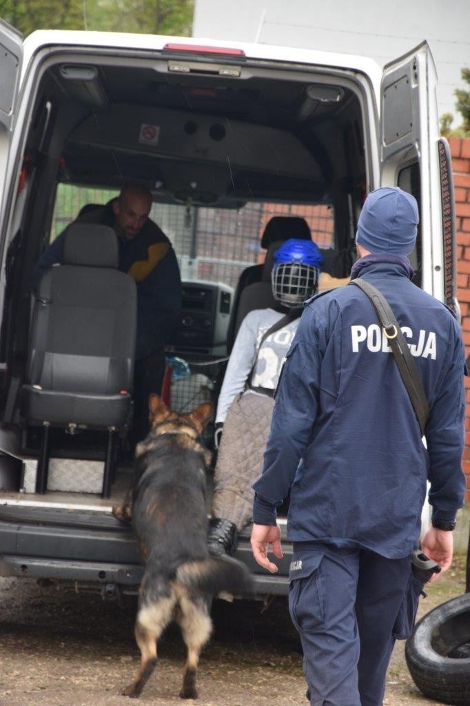 W zawodach uczestniczyło 10 policjantów wraz ze swoimi...