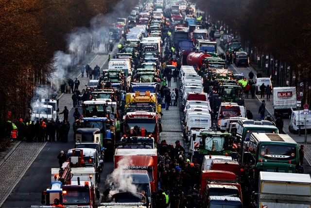 Rolnicy uczestniczą w ogólnokrajowym strajku w Niemczech w proteście przeciwko polityce rolnej rządu