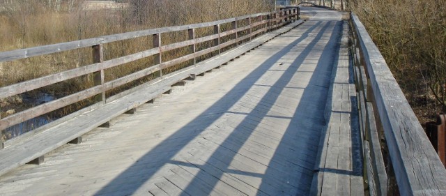 Most drewniany na rzece Pilicy w Krzętowie zagrażał bezpieczeństwu, dlatego został wyłączony z użytkowania.