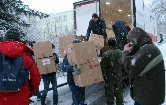 Ciężarówka wypełniona darami dla dzieci przyjechała do Centrum Pomocy Dziecku i Poradnictwa Rodzinnego w Grudziądzu. Transport rozładować pomogli żołnierze