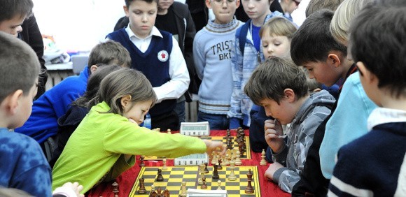 W sumie w Mistrzostwach Szczecina Szkół Podstawowych w Szachach 2010 uczestniczyło 94 młodych graczy. Wszyscy otrzymali drobne upominki, najlepsi - puchary. Gratulujemy zwycięzcom, uczestnikom i organizatorom.