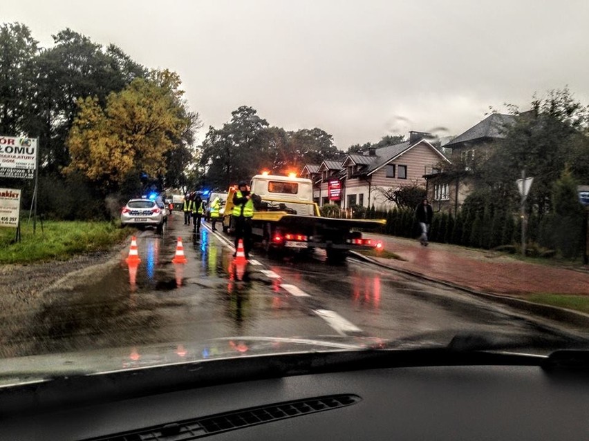 Wypadek w Mesznej: nad ranem wciąż trwa usuwanie skutków...