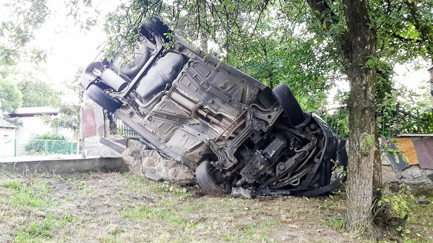 Seat z impetem wylądował na ogrodzeniu (zdjęcia)