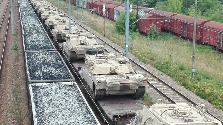 Amerykańskie czołgi przejeżdżają przez Kraków