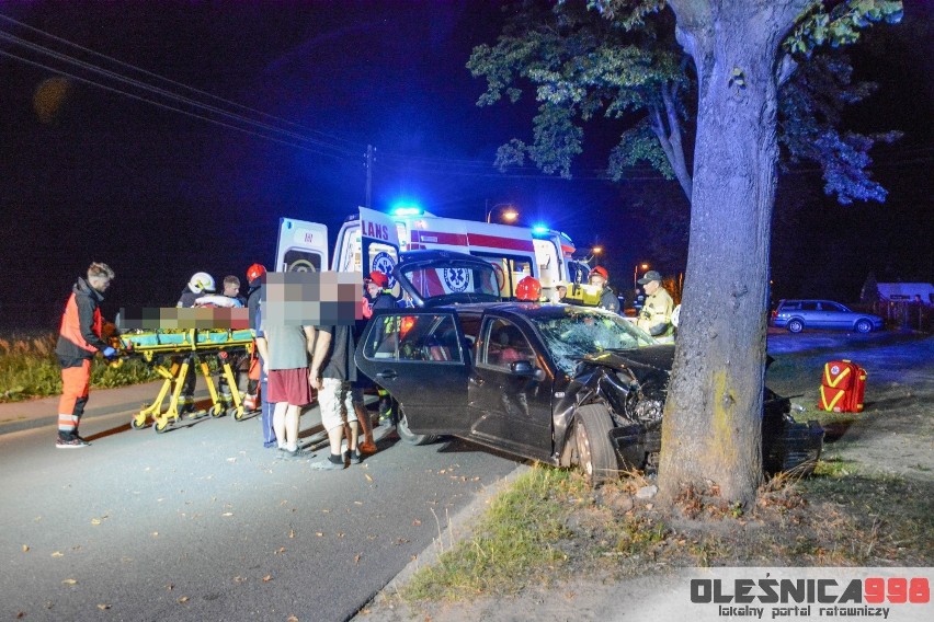 VW uderzył w drzewo. Jedna osoba ranna [ZDJĘCIA] 