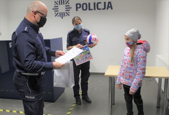 Komenda Powiatowa Policji w Inowrocławiu rozstrzygnęła konkurs dla dzieci pod hasłem "Odblaskowy uczeń"