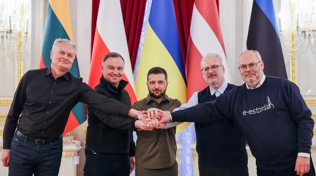 Andrzej Duda wraz z Prezydentami Estonii Alarem Karisem, Łotwy Egilsem Levitsem i Litwy Gitanasem Nausėdą w kwietniu spotkali się z Prezydentem Wołodymyrem Zełenskim.