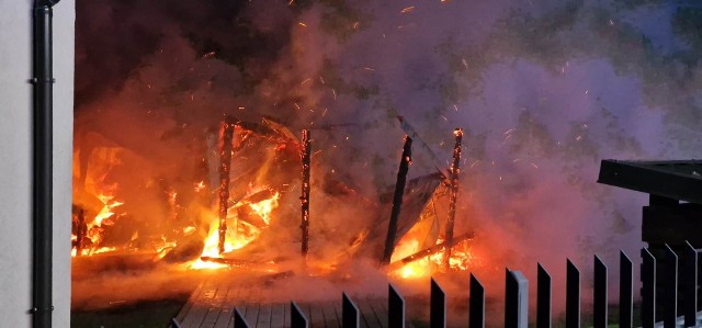 Do pożaru doszło około godziny drugiej w nocy.