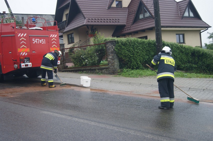 Bukowina Tatrzańska: Ogromna plama oleju w centrum wsi. Rozbiły się na niej dwa auta