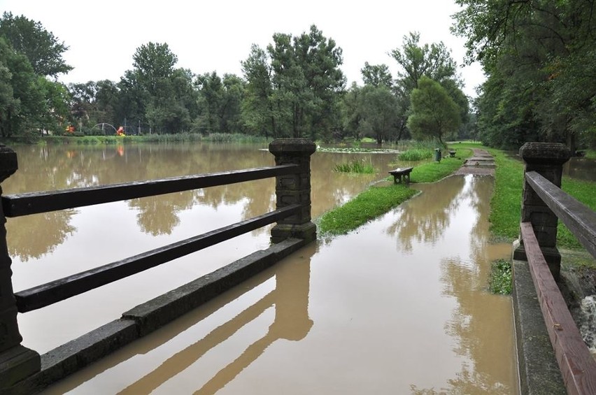 Nocą było groźnie w podkrakowskich powiatach. Rzeki przekraczały stany alarmowe. Wody zalewały piwnice i drogi 