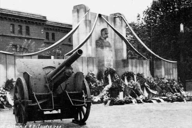 91 lat temu został poświęcony kamień węgielny pod toruński pomnik marszałka Józefa Piłsudskiego.W tym przypadku określenie „toruński” może być drobnym nadużyciem. Władze zdominowanego przez endecję miasta na ten pomnik zgodzić się nie chciały, dlatego betonowa konstrukcja z popiersiem Piłsudskiego stanęła na placu św. Katarzyny, nie na gruntach miejskich, ale wojskowych. Zobacz też:Budowa Europejskiego Centrum Fimowego Camerimage. Jak zagłosują radni?Pomnik z ustawionymi przy nim dwoma zdobytymi podczas Powstania Wielkopolskiego działami, został odsłonięty 11 listopada 1928 roku, w dziesiątą rocznicę odzyskania przez Polskę niepodległości. Stał na placu do jesieni 1939 roku, kiedy został zniszczony przez Niemców. NowosciTorun