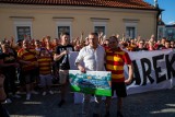 Spontaniczna akcja kibiców Jagiellonii Białystok i podziękowania prezesowi Cezaremu Kuleszy pod Hotelem Royal (zdjęcia)