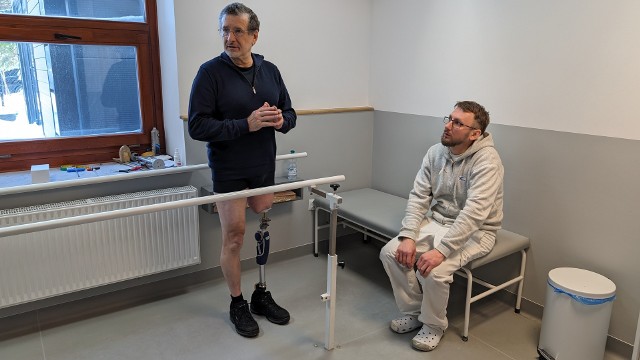 Jan Engiel w wyniku wypadku złamał nogę. Niestety, złamanie było źle leczone, co doprowadziło do amputacji. Teraz dzięki nowoczesnej protezie pan Jan odczuwa radość z chodzenia