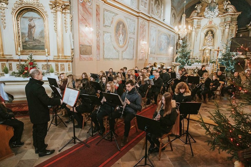 Noworoczny koncert kolęd i pastorałek w kościele w Koniecznie. Zagrały Orkiestry Dęte (ZDJĘCIA)