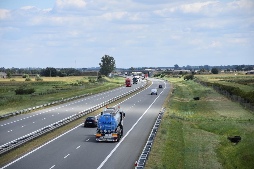 Na autostradzie wyprzedzał ciężarówką. Stracił prawko