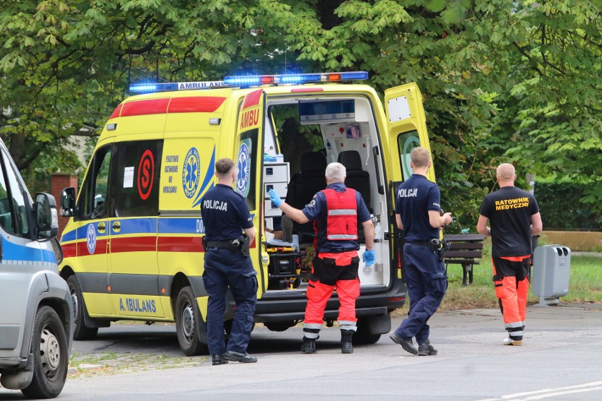 Poturbowana nastolatka jadąca na hulajnodze została karetką...